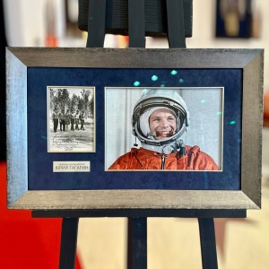 Фото с рукописным пожеланием и автографом летчика-космонавта Юрия Гагарина