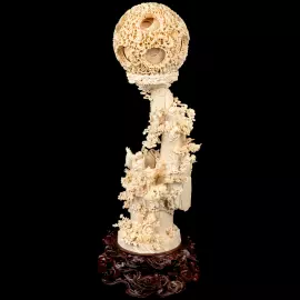 Композиция из бивня мамонта с кантонским шаром "Поднимаю бокал и приглашаю луну"
