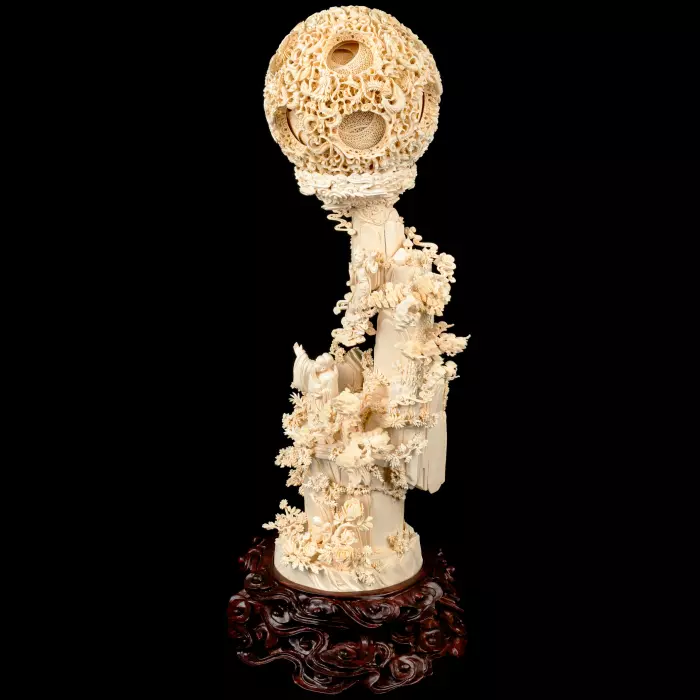 Композиция из бивня мамонта с кантонским шаром "Поднимаю бокал и приглашаю луну"