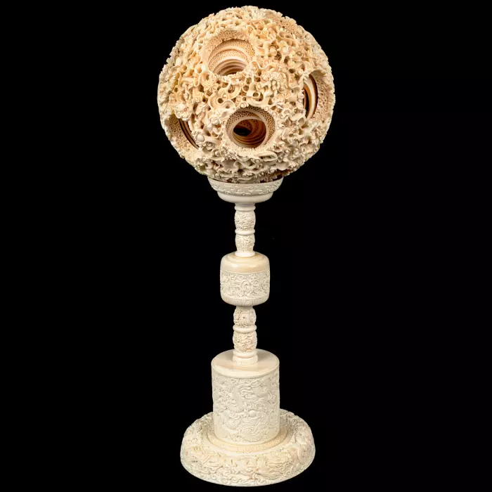 Композиция из бивня мамонта с кантонским шаром "Дракон в цветах"