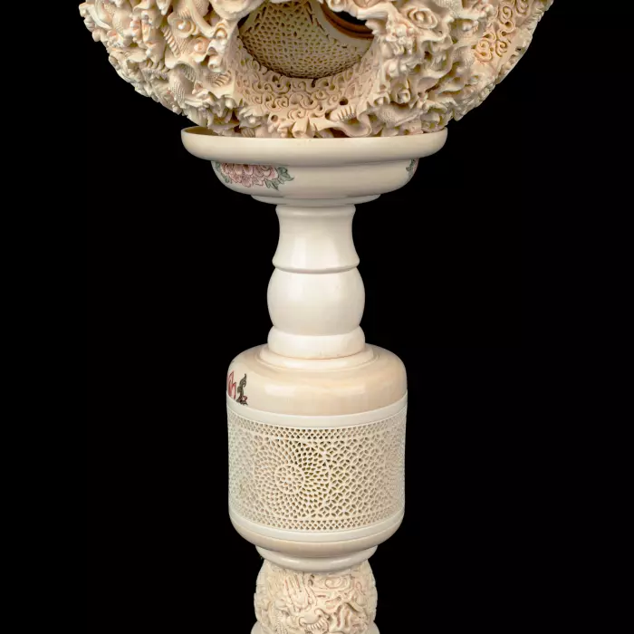 Композиция из бивня мамонта с кантонским шаром "Дракон и птицы"