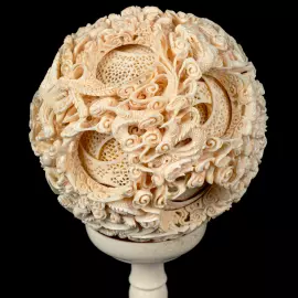 Композиция из бивня мамонта с кантонским шаром "Дракон"