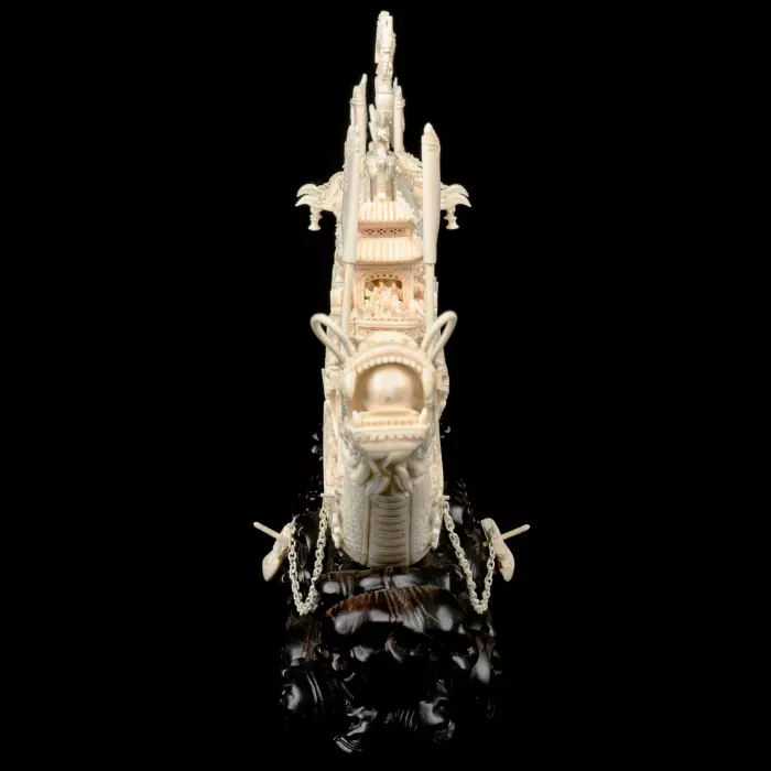 Композиция из бивня мамонта "Чанлэ Вэйян рисует лодку-дракона"