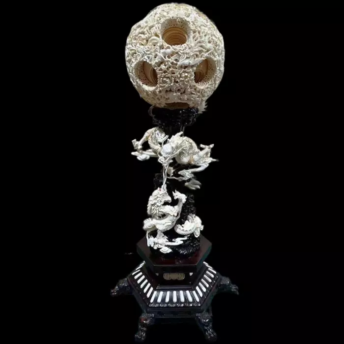 Композиция из бивня мамонта с кантонским шаром "Дракон"