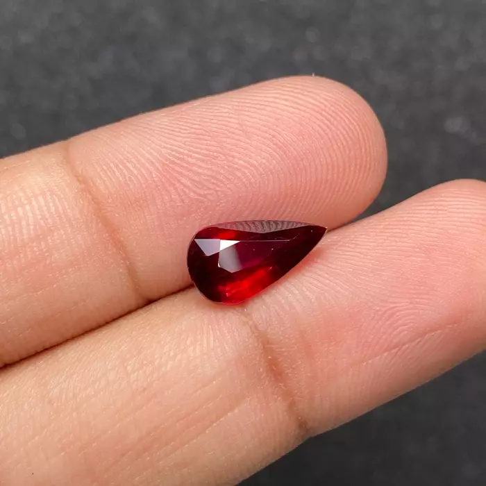 Необработанный мозамбикский рубин 3.01 карата, голубиная кровь