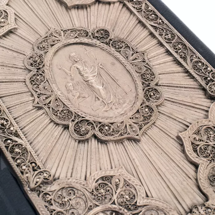 Книга в кожаном переплете "Святое Евангелие" на церковнославянском языке