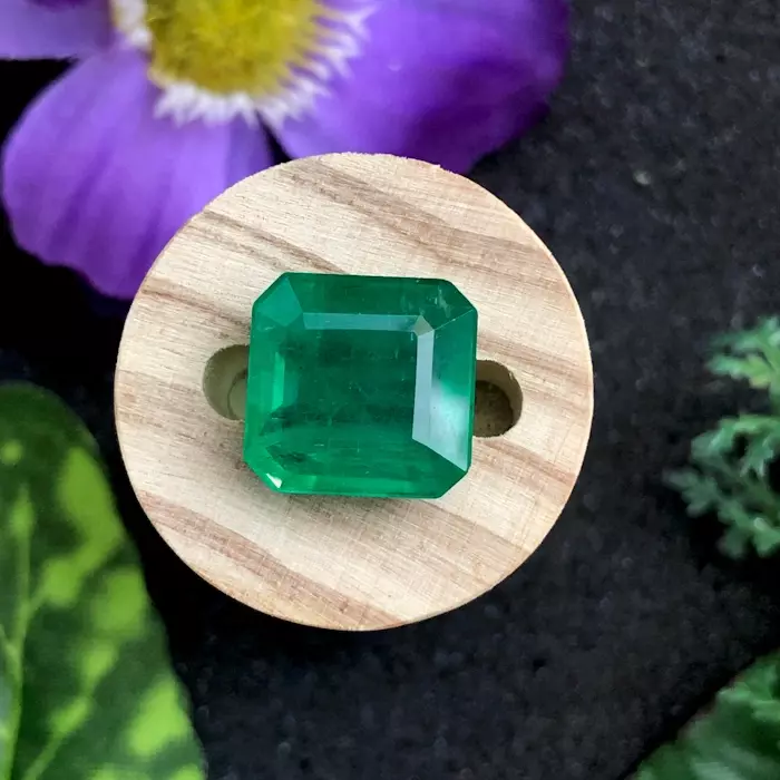 Зеленый замбийский изумруд 10.70 карата – 13 мм