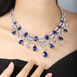 Серебряное колье с синтетическими грушевидными сапфирами