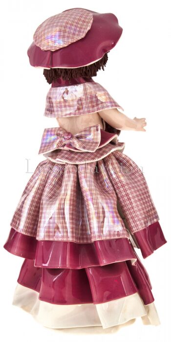 Статуэтка "Кукла стоящая и держащая кашпо с цветами"