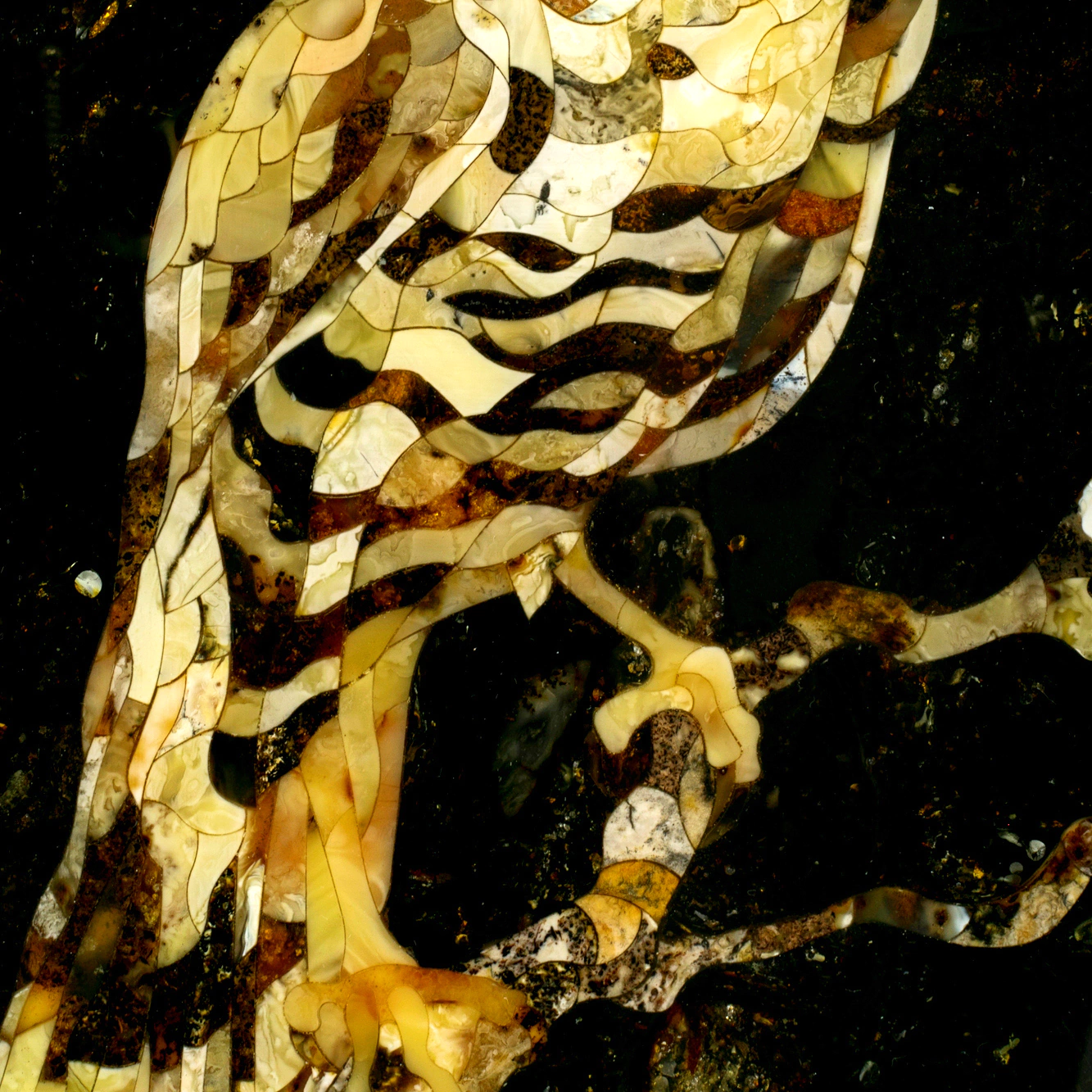 Панно из янтаря "Животный мир. Сокол"